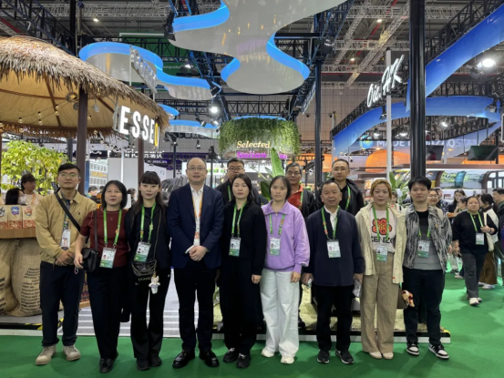 进博主题党日活动丨“日咖夜酒”，进博嗨购，与龙头共赴八年之约